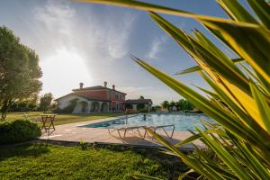 代森扎诺-德尔加达Villa San Pietro的房屋前有游泳池的房子