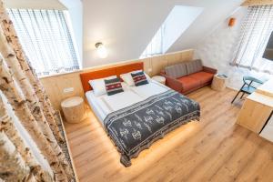 博希尼Guesthouse & Camping Danica Bohinj的一间卧室配有一张床和一张沙发