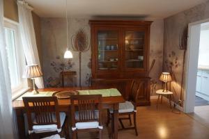 吕讷堡Mirabella的一间带木桌和椅子的用餐室