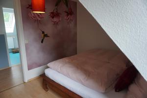 吕讷堡Mirabella的花墙间的一张床