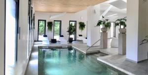 Le Clos Saint Michel Resort & Spa内部或周边的泳池