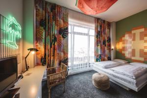 汉堡Superbude Hamburg Altona的一间卧室设有一张床和一个大窗户