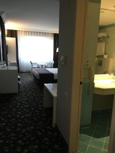 班德尔马埃肯声望酒店的一间酒店客房 - 带一张床和一间浴室