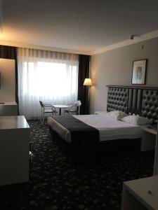 班德尔马埃肯声望酒店的酒店客房设有床和窗户。
