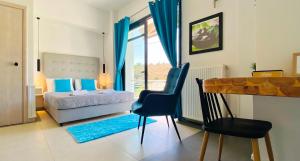 罗希姆诺罗希姆诺山丘公寓式酒店的一间卧室配有一张床、一张桌子和一把椅子