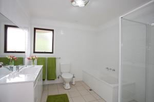 吉朗吉朗度假屋酒店的白色的浴室设有卫生间和淋浴。