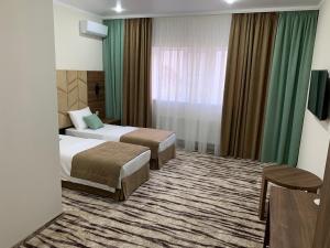 矿水城Hotel Oblaka的酒店客房设有两张床和窗户。