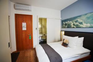 苏黎世苏黎世布里斯托尔酒店的一间卧室配有一张床和一扇木门
