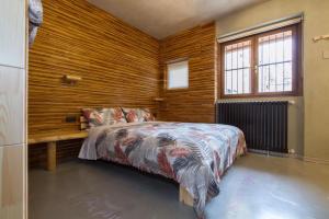 塞斯托-圣乔凡尼Maison Milan的一间卧室设有一张床和木墙