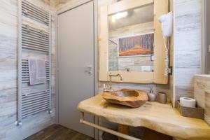 塞斯托-圣乔凡尼Maison Milan的浴室配有带水槽的木制台面