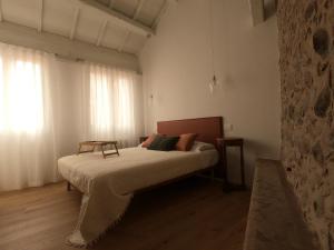 巴萨诺－德尔格拉帕Al Vecchio Porto的一间卧室配有一张桌子和一张床铺