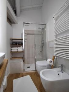 巴萨诺－德尔格拉帕Al Vecchio Porto的带淋浴、卫生间和盥洗盆的浴室