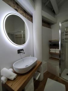 巴萨诺－德尔格拉帕Al Vecchio Porto的一间带水槽和镜子的浴室