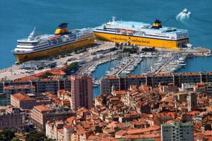 奥利乌勒B&B HOTEL Toulon Ollioules的两艘游轮停靠在港口