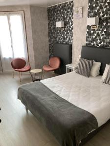 圣弗卢尔Hotel du Nord - Ville-Haute的一间卧室配有一张大床和两把椅子