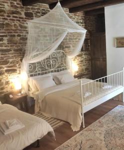 BărcuţCasa Marta的一间卧室配有一张带蚊帐的床