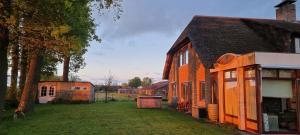 索斯特克拉维吉住宿加早餐旅馆的一座橙色的建筑,房子旁边有一个院子