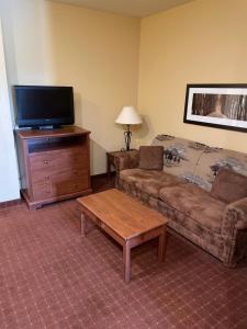 法戈AmericInn by Wyndham Fargo Medical Center的带沙发和平面电视的客厅