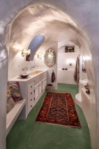 梅加洛克里Hiraeth Santorini的浴室设有2个水槽和地毯。