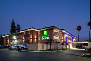 圣罗莎Holiday Inn Express - Santa Rosa North, an IHG Hotel的前面有标志的酒店