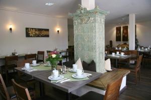 埃尔丁林奈酒店的一间带桌子和柱子的用餐室