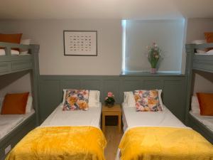 Lanigan's Accommodation客房内的一张或多张床位
