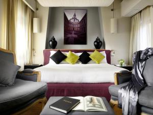 罗马马里奥德菲奥里37酒店的酒店客房,配有一张床和两把椅子