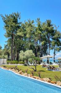 萨索斯Aroma Beach Hotel Bungalows的一个带游泳池和花园的度假胜地