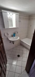 斯基罗斯岛Mini Traditional House的白色的浴室设有水槽和浴缸。