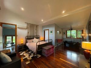 亚拉格林公寓 - 亚拉河谷的一间卧室设有一张床和一间客厅。