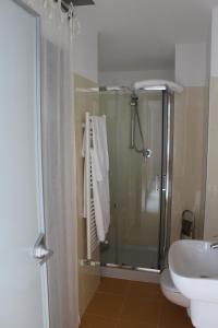 圣萨尔沃B&B San Salvo的带淋浴、卫生间和盥洗盆的浴室