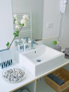 斯培西亚艾菲特卡梅尔阿尔塔玛尔旅馆的浴室设有白色水槽和镜子