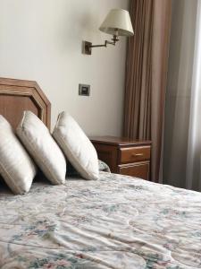 拉巴斯B&B 518的酒店的客房 - 带两张枕头的床