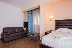 艾福雷诺德Vila Matei - Eforie Nord的酒店客房,配有床和沙发