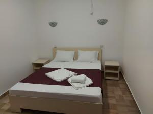 科斯蒂内什蒂Vila Aren的一间卧室配有一张带两个枕头的床