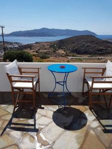 基莫洛斯岛Anatoli的美景阳台配有蓝色的桌椅