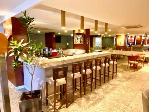 累西腓Kastel Manibu Recife - Boa Viagem的厨房设有酒吧,配有一帮凳子