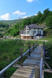 新瓦罗什Zlatarska dolina的一座房子前面的木桥