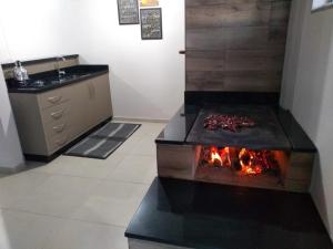 圣若阿金Hospedagem Alternativa - Ana Paula的厨房配有火炉