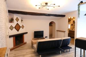 特伦普Rita, apartament ideal per a dos的带沙发和壁炉的客厅