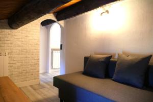 特伦普Rita, apartament ideal per a dos的砖墙房间的沙发