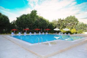 Emirtimes Hotel&Spa - Tuzla内部或周边的泳池