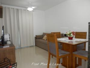 阿拉亚尔-杜卡布Flat entre Mar e Lagoa的客厅配有桌子和沙发