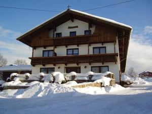 Breitenbach am InnSieglhof的前面的雪覆盖的房子