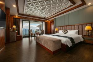 萨帕竹萨帕酒店的一间卧室设有一张大床和一个大窗户