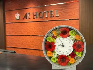 东京Ai Hotel Keikyu Kamata-ekimae的在酒店前的鲜花钟