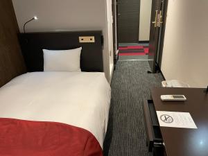 东京Ai Hotel Keikyu Kamata-ekimae的配有一张床和一张书桌的酒店客房