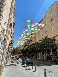 耶路撒冷帕雷酒店的挂在街上的一群五颜六色的雨伞