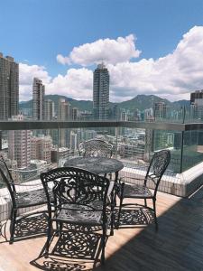 香港奥斯酒店的阳台或露台