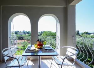 尼基季Villa Elli的美景阳台配有桌椅